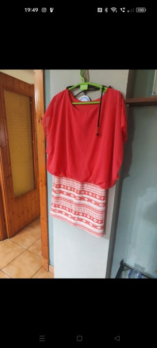 Vestido azul y blanco con estampado étnico