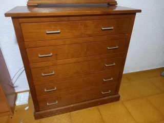 Cómoda de madera con espejo