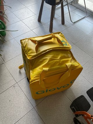 Mochila amarilla para globo repartidor