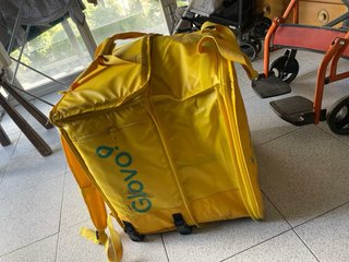 Mochila amarilla para globo repartidor