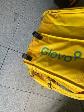 Mochila amarilla para globo repartidor