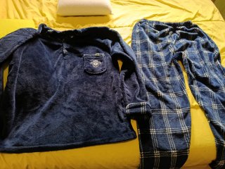 Pijama de invierno azul y blanco