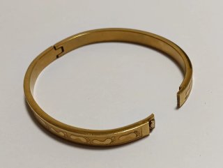 Pulsera dorada con huellas bebé