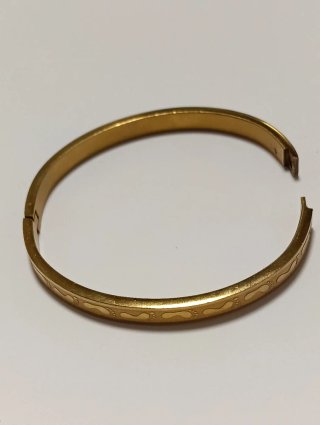 Pulsera dorada con huellas bebé