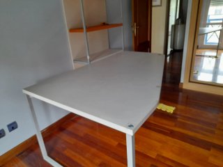 Mesa de escritorio de madera blanca