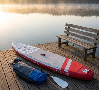 Tabla de paddle surf en colores rojo y blanco