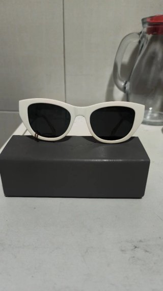 Gafas de sol azules y moradas y blancas  De Marca.