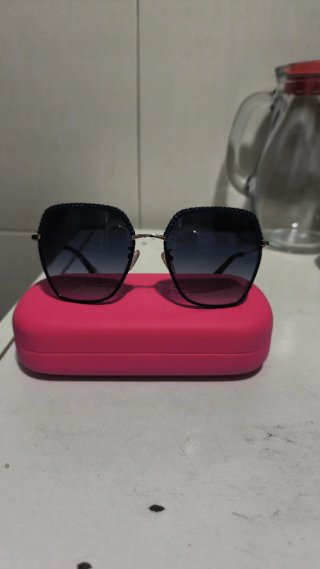 Gafas de sol azules y moradas y blancas  De Marca.