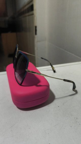 Gafas de sol azules y moradas y blancas  De Marca.