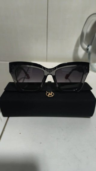 Gafas de sol azules y moradas y blancas  De Marca.