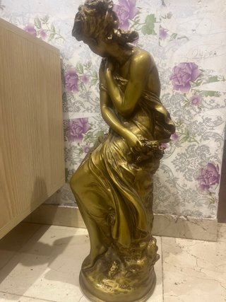 Preciosa estatua de antigüedades