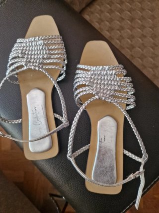 Sandalias plateadas trenzadas