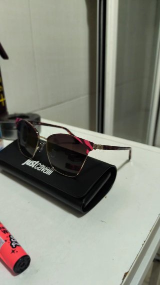 Gafas de sol rosas y negras ...