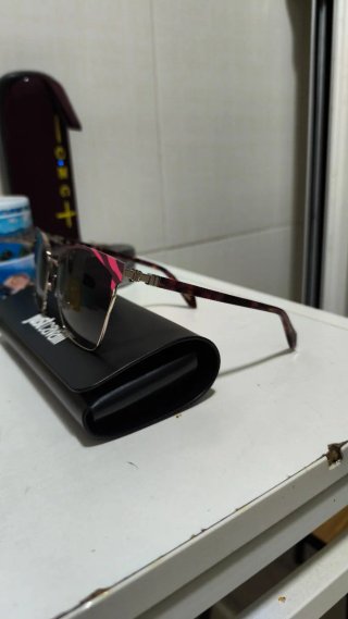 Gafas de sol rosas y negras ...