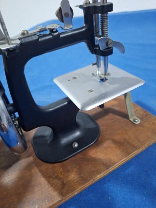 Mini Máquina de Coser Antigua