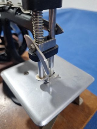 Mini Máquina de Coser Antigua