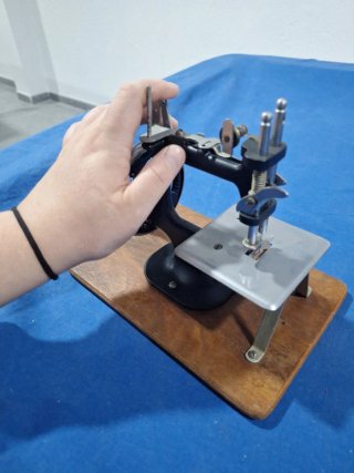 Mini Máquina de Coser Antigua
