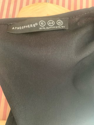 Camiseta gris y negra con detalles