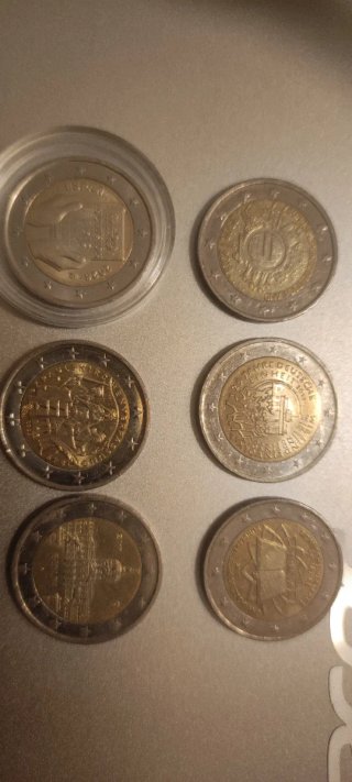 Monedas conmemorativas circuladas.