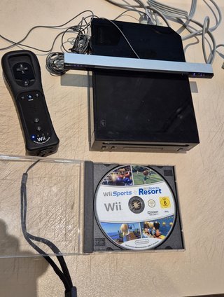 Nintendo Wii + Wii Sports & Wii Sports Resort