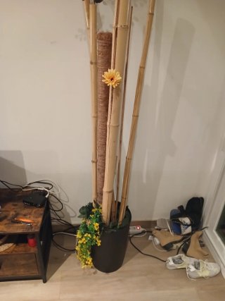 Maceta Decorativa Bambú con Flores Amarillas