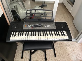 Teclado eléctrico con soporte y micrófono