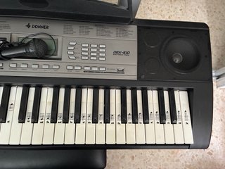 Teclado eléctrico con soporte y micrófono