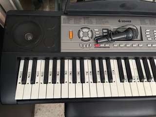 Teclado eléctrico con soporte y micrófono