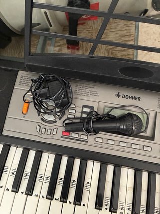 Teclado eléctrico con soporte y micrófono