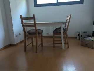 Mesa comedor IKEA Pinntorp y 2 sillas