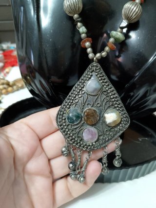 Collana  con grande pendente e pietre ,agata