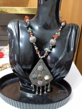 Collana  con grande pendente e pietre ,agata