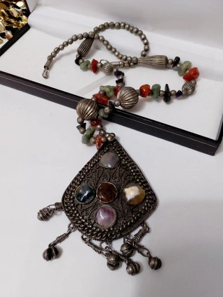 Collana  con grande pendente e pietre ,agata
