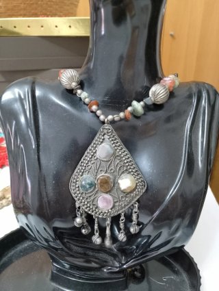 Collana  con grande pendente e pietre ,agata