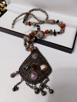 Collana  con grande pendente e pietre ,agata