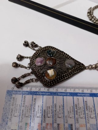 Collana  con grande pendente e pietre ,agata