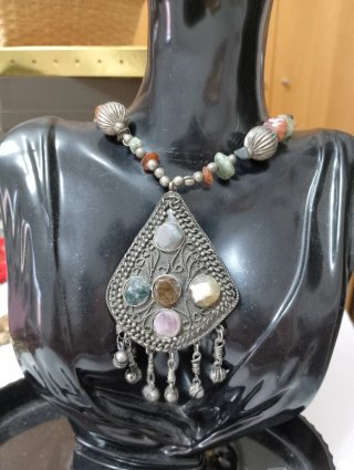 Collana  con grande pendente e pietre ,agata