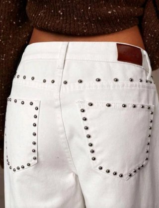 Pantalón blanco ancho con tachuelas