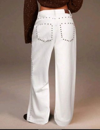 Pantalón blanco ancho con tachuelas