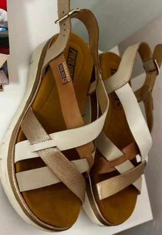 Sandalias Pikolinos Beige y Dorado