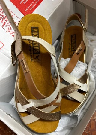 Sandalias Pikolinos Beige y Dorado