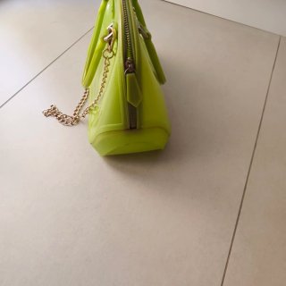 Borsa verde grande con catena dorata