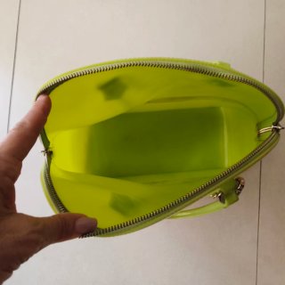 Borsa verde grande con catena dorata