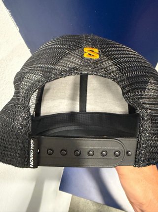 Gorra Salomon Golden Trail Negra y Dorada