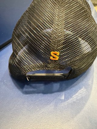 Gorra Salomon Golden Trail Negra y Dorada
