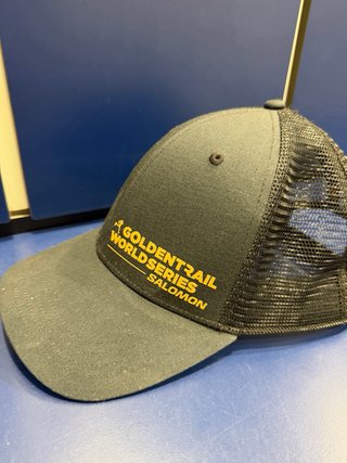 Gorra Salomon Golden Trail Negra y Dorada