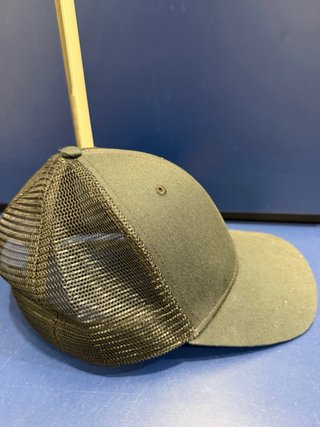 Gorra Salomon Golden Trail Negra y Dorada