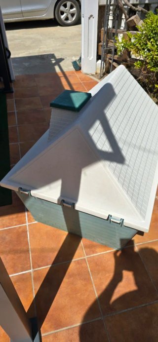 Caseta para perros verde y blanca
