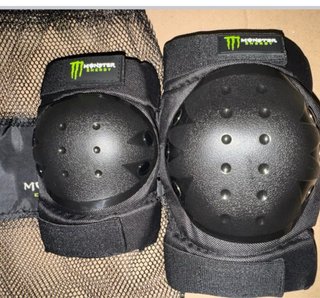 Skateboard Monster Energy con ginocchiere
