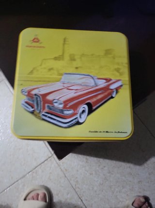Caja metálica decorativa coche clásico